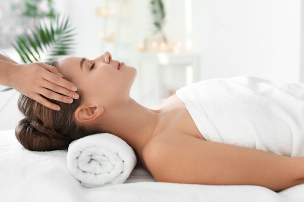 Massaggio donna in SPA